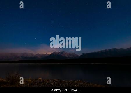 Paysage nocturne d'un lac de montagne dans les montagnes Rocheuses canadiennes, pays de Kananaskis Alberta, Canada Banque D'Images