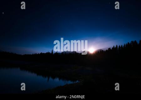 Paysage nocturne d'un lac de montagne dans les montagnes Rocheuses canadiennes, pays de Kananaskis Alberta, Canada Banque D'Images