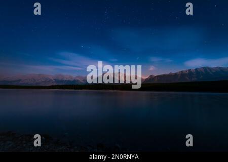 Paysage nocturne d'un lac de montagne dans les montagnes Rocheuses canadiennes, pays de Kananaskis Alberta, Canada Banque D'Images