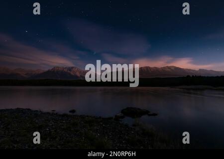 Paysage nocturne d'un lac de montagne dans les montagnes Rocheuses canadiennes, pays de Kananaskis Alberta, Canada Banque D'Images