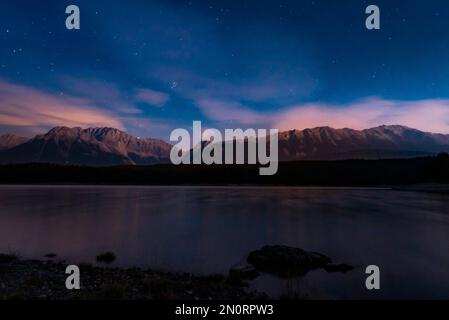 Paysage nocturne d'un lac de montagne dans les montagnes Rocheuses canadiennes, pays de Kananaskis Alberta, Canada Banque D'Images