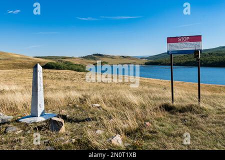 Marqueur de rebonds du traité à la frontière entre le Montana aux États-Unis et l'Alberta au Canada Banque D'Images