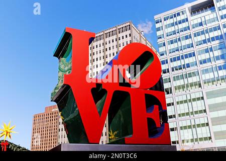 La sculpture D'AMOUR de Robert Indiana a été prêtée à Philadelphie pour le bicentenaire américain de 1976. Après des années d'absence, la sculpture est revenue en 2018. Banque D'Images