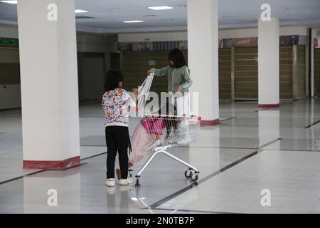 Bekasi City, Indonésie. 05th févr. 2023. L'atmosphère d'un certain nombre de magasins semble fermé dans le centre commercial de Bekasi City, West Java, Indonésie. L'impact de la pandémie Covid-19 a fait baisser les entreprises de tous les secteurs, y compris le commerce de détail. Les transactions en face à face d'acheteurs et de commerçants potentiels sont en baisse et sont remplacées par des sites de vente en ligne. (Photo de Kuncoro Widyo Rumpoko/Pacific Press) crédit: Pacific Press Media production Corp./Alay Live News Banque D'Images