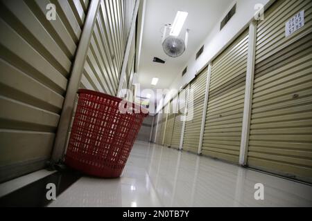 Bekasi City, Indonésie. 05th févr. 2023. L'atmosphère d'un certain nombre de magasins semble fermé dans le centre commercial de Bekasi City, West Java, Indonésie. L'impact de la pandémie Covid-19 a fait baisser les entreprises de tous les secteurs, y compris le commerce de détail. Les transactions en face à face d'acheteurs et de commerçants potentiels sont en baisse et sont remplacées par des sites de vente en ligne. (Photo de Kuncoro Widyo Rumpoko/Pacific Press) crédit: Pacific Press Media production Corp./Alay Live News Banque D'Images