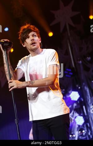 Louis Tomlinson One Direction performs on stage at The Air Canada Centre as  support for Big Time Rush. Toronto, Canada Stock Photo - Alamy