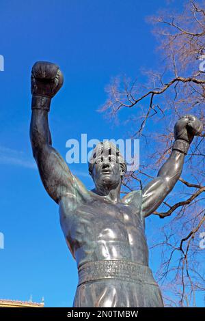 Sylvester Stallone a commandé et donné à la ville la statue de douze pieds de huit pouces du Rocky Balboa près du musée d'art de Philadelphie. Banque D'Images