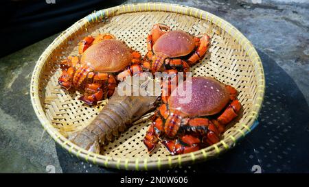 Le crabe clé ou les fruits de mer sont stockés dans un récipient tissé de bambou ou d'ayakaan Banque D'Images