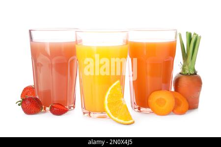 Verres de jus délicieux et fruits frais sur fond blanc Banque D'Images