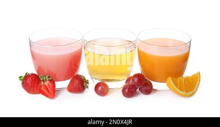 Verres de jus délicieux et fruits frais sur fond blanc Banque D'Images