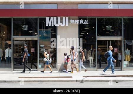 Vue de face du magasin MUJI sur la Cinquième Avenue à Midtown Manhattan, New York, vu lundi, 4 juillet 2022. Banque D'Images