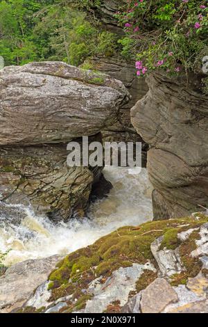 L'eau s'abattant sur un goute étroit dans la gorge de Linville en Caroline du Nord Banque D'Images