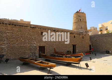 Dubaï, Émirats Arabes Unis - 14 février,2022: Fort Al Fahidi le plus ancien bâtiment existant de Dubaï, c'est maintenant le Musée de Dubaï. Il présente la manière traditionnelle de Banque D'Images