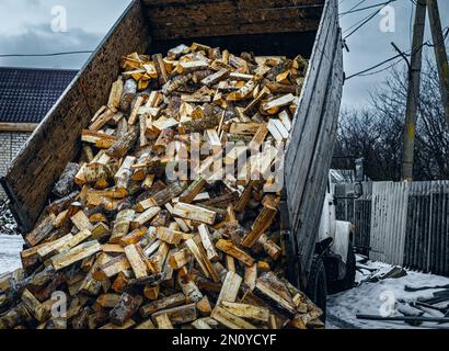 Coffre de voiture avec pile de bois de chauffage Photo Stock - Alamy