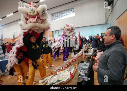 Vancouver, Canada. 5th févr. 2023. Les gens regardent la danse du lion lors d'un événement communautaire pour célébrer le festival Lantern à Vancouver, en Colombie-Britannique, au Canada, le 5 février 2023. Credit: Liang Sen/Xinhua/Alay Live News Banque D'Images