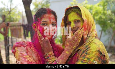 05 février 2023 Jaipur, Rajasthan, Inde. Bonne mère appréciant le temps avec sa fille pendant le festival holi à la maison Banque D'Images