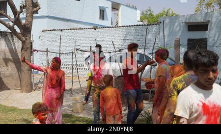 05 février 2023 Jaipur, Rajasthan, Inde. Holi fête de la couleur. Holi Festival coloré de peintures colorées de poudres et de poussière. Banque D'Images