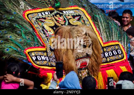 Bekasi, Indonésie. 05th févr. 2023. Un artiste a vu le spectacle de Réog Ponorogo pendant la fête de Cap Go meh. La fête du Cap Go meh à Bekasi a été animée par une parade itinérante avec des attributs chinois du nouvel an. La fête du Cap Go meh se tient tous les 15th du premier mois du calendrier chinois ou 2 semaines après le nouvel an chinois. Crédit : SOPA Images Limited/Alamy Live News Banque D'Images