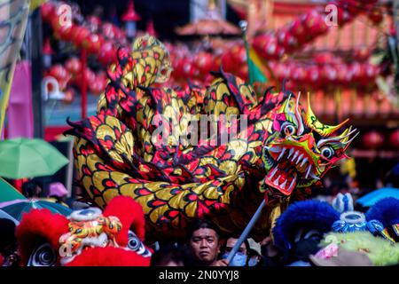 Bekasi, Indonésie. 05th févr. 2023. Les artistes de Dragon Liong participent au festival Cap Go meh 2023 à Bekasi. La fête du Cap Go meh à Bekasi a été animée par une parade itinérante avec des attributs chinois du nouvel an. La fête du Cap Go meh se tient tous les 15th du premier mois du calendrier chinois ou 2 semaines après le nouvel an chinois. Crédit : SOPA Images Limited/Alamy Live News Banque D'Images