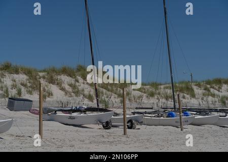 Catamarans sur la plage avec un fond bleu ciel à Stone Harbour, New Jersey Banque D'Images