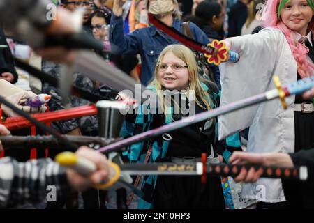 Bristol, Royaume-Uni. 04th févr. 2023. Les cojoueurs posent pour une photo de groupe pendant le festival. L'Anime con n°1 du Sud-Ouest se tient au Mercure Grand Hotel du 4th au 5th février. Les participants peuvent jouer à des jeux vidéo, regarder des spectacles sur scène et faire des achats auprès des exposants japonais. Crédit : SOPA Images Limited/Alamy Live News Banque D'Images