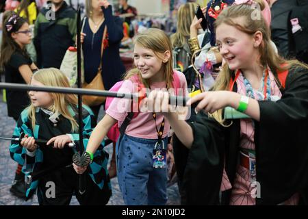 Bristol, Royaume-Uni. 04th févr. 2023. Les cojoueurs posent pour une photo de groupe pendant le festival. L'Anime con n°1 du Sud-Ouest se tient au Mercure Grand Hotel du 4th au 5th février. Les participants peuvent jouer à des jeux vidéo, regarder des spectacles sur scène et faire des achats auprès des exposants japonais. Crédit : SOPA Images Limited/Alamy Live News Banque D'Images