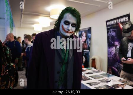 Bristol, Royaume-Uni. 04th févr. 2023. Un participant cojoue le Joker pendant l'événement. L'Anime con n°1 du Sud-Ouest se tient au Mercure Grand Hotel du 4th au 5th février. Les participants peuvent jouer à des jeux vidéo, regarder des spectacles sur scène et faire des achats auprès des exposants japonais. Crédit : SOPA Images Limited/Alamy Live News Banque D'Images