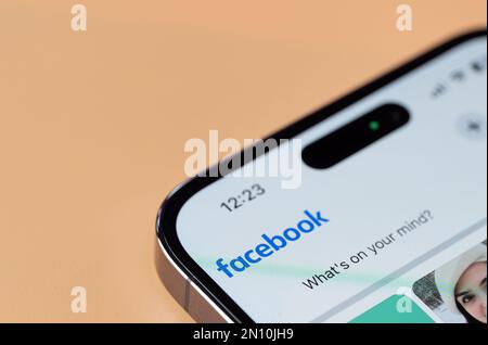 New york, Etats-Unis - 28 janvier 2022 : application Facebook sur iphone 14 pro en gros plan sur l'écran du smartphone Banque D'Images
