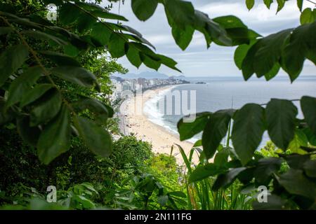 Plage de leblon vue depuis le point de vue de la falaise à Rio de Janeiro. Banque D'Images