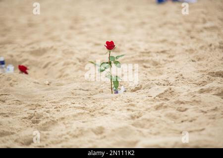 fleurs en l'honneur d'iemanja, lors d'une fête à la plage de copacabana. Banque D'Images