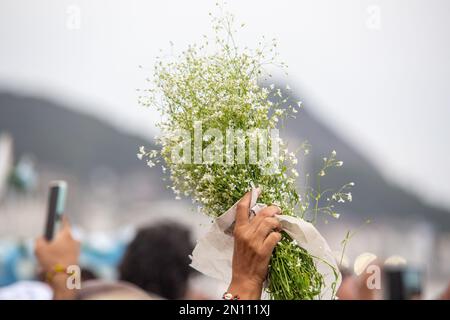 fleurs en l'honneur d'iemanja, lors d'une fête à la plage de copacabana. Banque D'Images