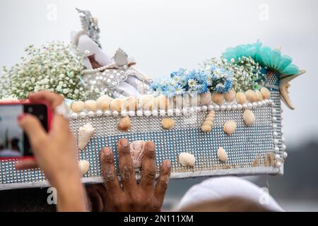 bateau avec offrandes à iemanja, pendant une fête à la plage de copacabana. Banque D'Images