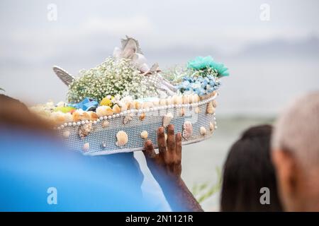 bateau avec offrandes à iemanja, pendant une fête à la plage de copacabana. Banque D'Images