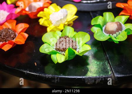 Bonbons de fête sur une table noire à Rio de Janeiro. Banque D'Images