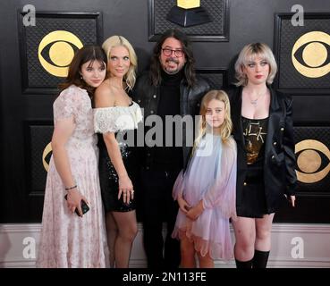 Los Angeles, États-Unis. 05th févr. 2023. (G-D) Harper Grohl, Jordyn Blum, Dave Grohl, Ophelia Grohl et Violet Grohl assistent aux Grammy Awards 65th annuels à l'Arena Crypto.com de Los Angeles, dimanche, à 5 février 2023. Photo de Jim Ruymen/UPI crédit: UPI/Alay Live News Banque D'Images