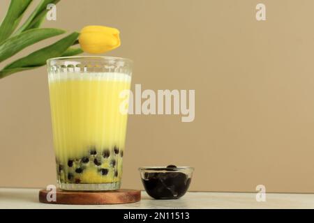 Smoothies à la mangue Ta Boba Drink tapioca Pearl Bubble Tea, Copy Space for Text Banque D'Images