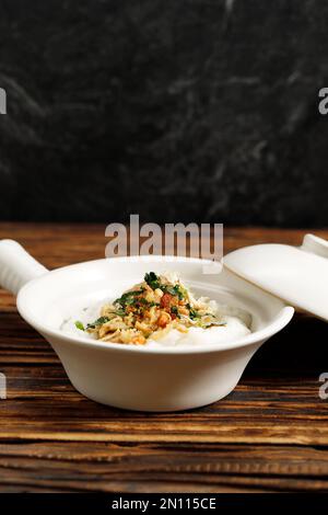 Porridge de riz chinois avec Cakwe, soja frit et bouillon de poulet Banque D'Images