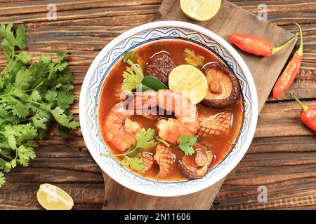 Tom Yum Goong Soup Spicy cuisine traditionnelle en Thaïlande sur fond de bois Banque D'Images