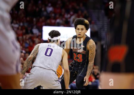 Madison, WI, États-Unis. 5th févr. 2023. Les Badgers du Wisconsin gardent Chucky Hepburn (23) pendant le match de basket-ball NCAA entre les Wildcats du Nord-Ouest et les Badgers du Wisconsin au Kohl Center de Madison, WISCONSIN. Darren Lee/CSM/Alamy Live News Banque D'Images