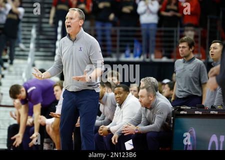 Madison, WI, États-Unis. 5th févr. 2023. Northwestern Wildcats entraîneur en chef Chris Collins pendant le match de basket-ball NCAA entre les Wildcats du Nord-Ouest et les Badgers du Wisconsin au Kohl Center de Madison, WISCONSIN. Darren Lee/CSM/Alamy Live News Banque D'Images