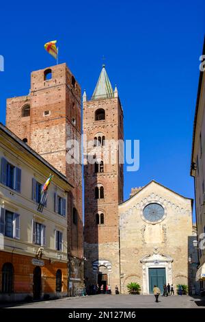 Tour de genre et cathédrale, Cattedrale di San Michele Arcangelo, Vieille ville Albegna, Riviera, Ligurie, Italie, Europe Banque D'Images