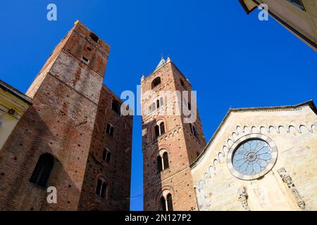 Tour de genre, et Cathédrale, Cattedrale di San Michele Arcangelo, Vieille ville Albegna, Riviera, Ligurie, Italie, Europe Banque D'Images