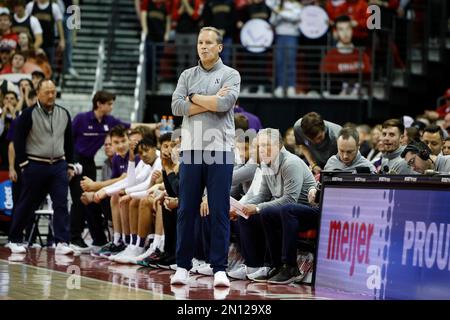 Madison, WI, États-Unis. 5th févr. 2023. Northwestern Wildcats entraîneur en chef Chris Collins pendant le match de basket-ball NCAA entre les Wildcats du Nord-Ouest et les Badgers du Wisconsin au Kohl Center de Madison, WISCONSIN. Darren Lee/CSM/Alamy Live News Banque D'Images