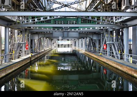 Vue intérieure de l'ancien ascenseur de Niederfinow, canal Oder Havel, Brandebourg, Allemagne, Europe Banque D'Images