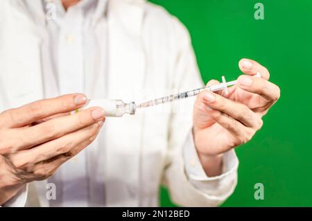 Gros plan des mains avec des seringues et une capsule, concept de cure de seringue, mains du médecin avec une seringue Banque D'Images