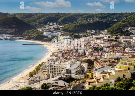 Magnifique paysage urbain de Sesimbra par l'océan Atlantique, quartier de Setubal, Portugal, Europe Banque D'Images