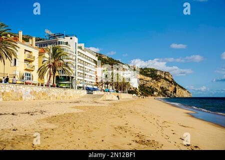 Plages de sable et falaises de Sesimbra, zone métropolitaine de Lisbonne, Portugal, Europe Banque D'Images