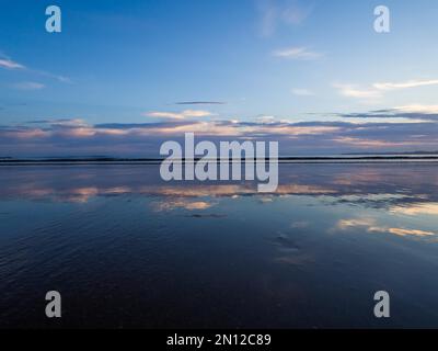 Matin à la plage d'Orewa, Orewa, Conseil d'Auckland, Nouvelle-Zélande, Océanie Banque D'Images