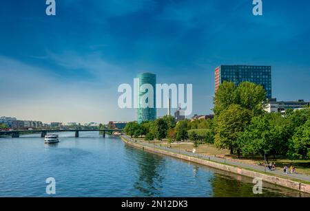 La rivière main avec le Westhafentower, Francfort-sur-le-main, Hesse, Allemagne, Europe Banque D'Images