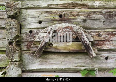 Ancien dispositif traditionlan pour plier les poteaux et les planches sur le mur de la grange Banque D'Images